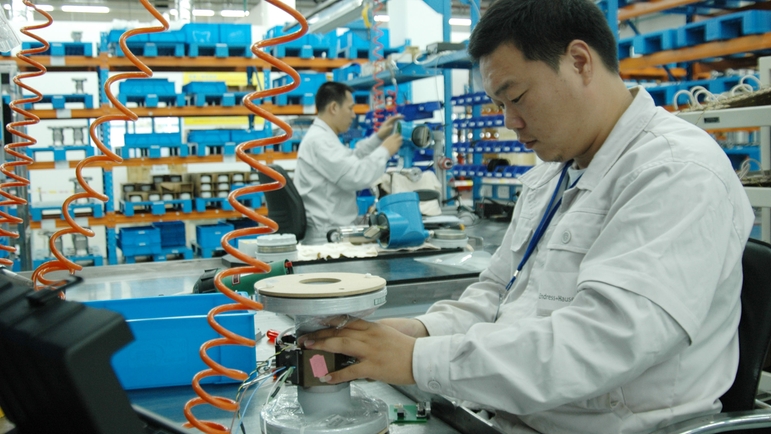 Endress+Hauser Flow, Kina, Suzhou, mænd, der arbejder i produktionen