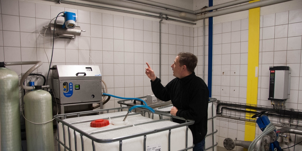 Mogens B. Lindgaard peger på det nye udstyr de har fået leveret af Endress+Hauser.