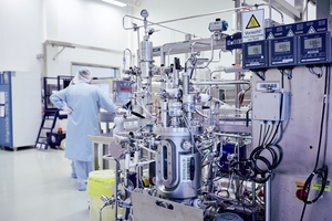 Bioreaktor i et produktionsanlæg til biologiske lægemidler