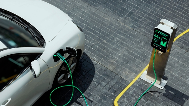 Elbil, der genoplader batteriet.