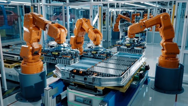 Batteripakke på en automatiseret produktionslinje.