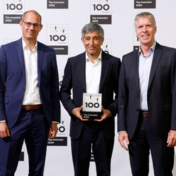 Award ceremony: Representatives of Endress+Hauser Level+Pressure receive TOP 100 trophy.
