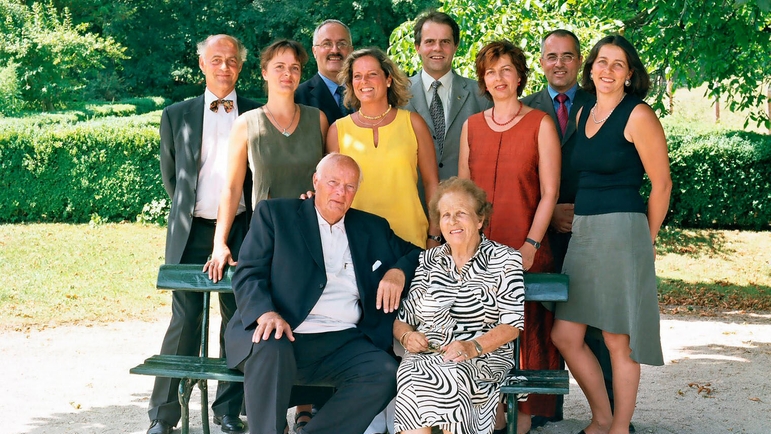 Georg H og Alice Endress i 2003 med deres otte voksne børn.