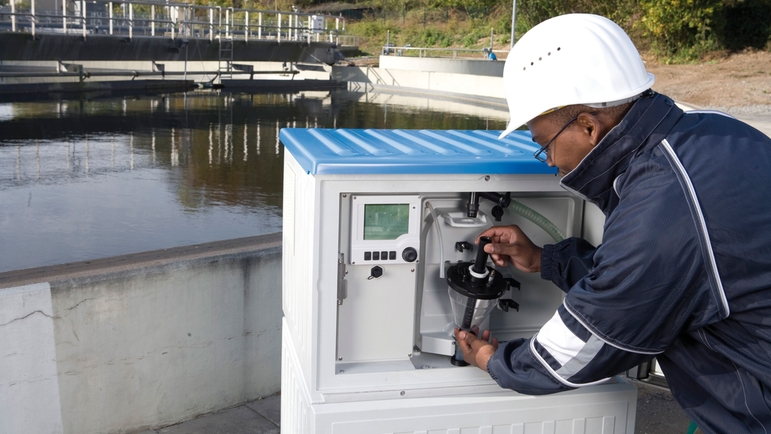 Automatisk vandprøveudtagning på et rensningsanlæg med Liquistation CSF48-prøveudtageren.
