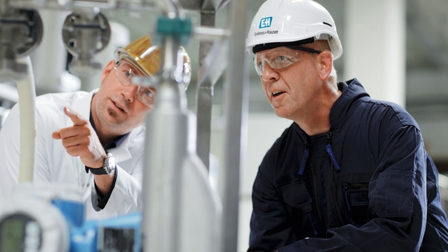 Kunde med Endress+Hauser-tekniker på et anlæg.