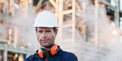 En arbejder med damp i baggrunden