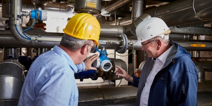 Kunde og tekniker fra Endress+Hauser på et raffinaderi