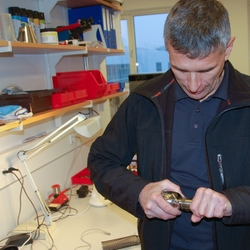 Tommy Mikkelsen er metrologist hos Chr. Hansen, hvor han holder et meget skarpt øje med virksomhedens måleinstrumenter