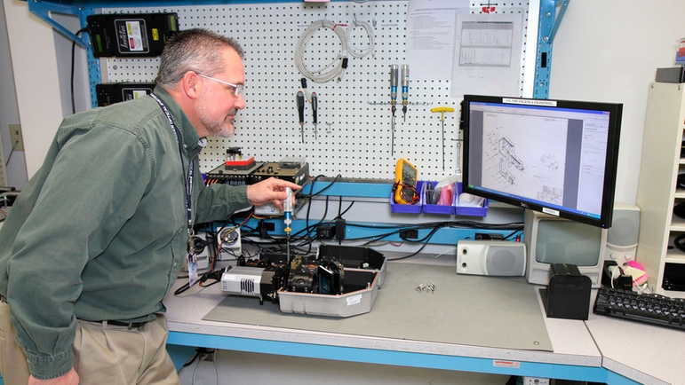 Raman-ingeniør optimerer en spektrograf