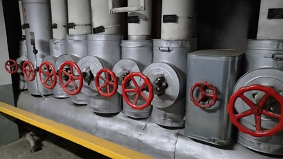 Billede af dampforsyningssystem med damprør og -ventiler