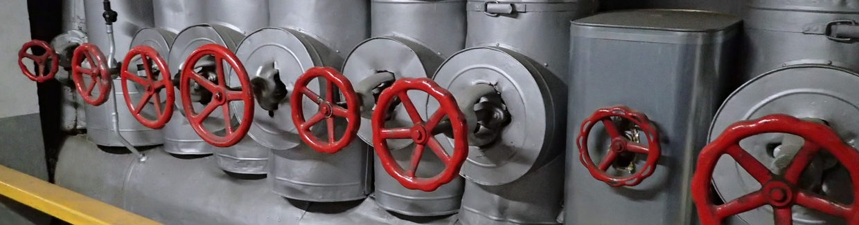 Billede af dampforsyningssystem med damprør og -ventiler