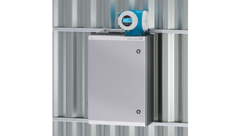 J22 TDLAS H2O analyzer with wall-mounted enclosure