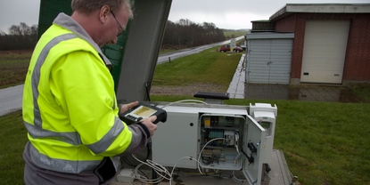 Ude på en af de lokale boringer kan der let foretages kontrol af vandkvaliteten via den mobile Liquiline transmitter.