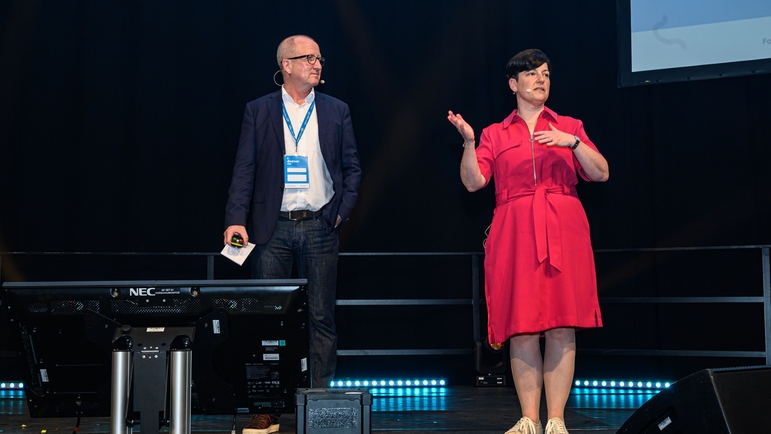 Dr. Christine Koslowski og dr. Andreas Mayr styrede slagets gang og hyldede dette års vindere.