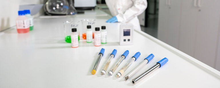 Håndholdte pH-måler med elektroder på et laboratorium