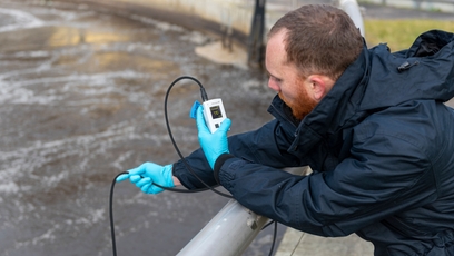 Man verifies a DO measuring point with a portable oxygen meter