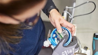 Endress+Hauser-medarbejder med produkt