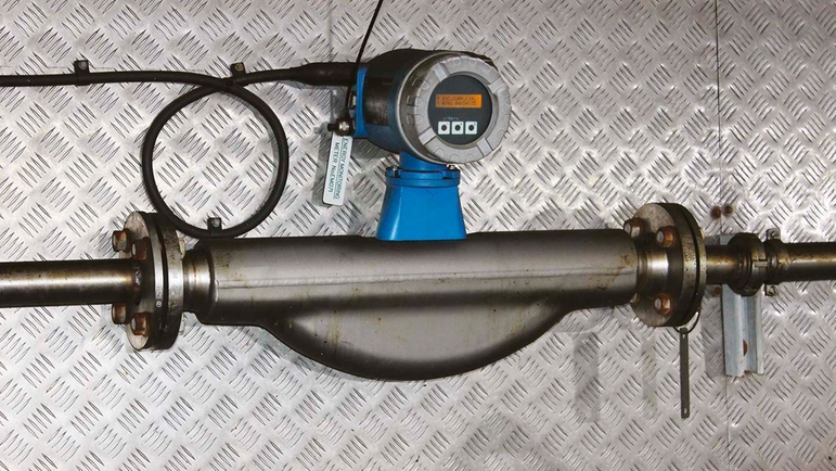 Promass Flowmåler fra Endress+Hauser installeret i processen.