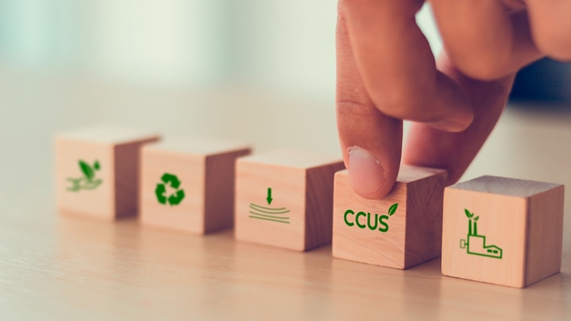 CCUS-konceptet (Carbon Capture, Utilization and Storage) symboliseres af fem træklodser.