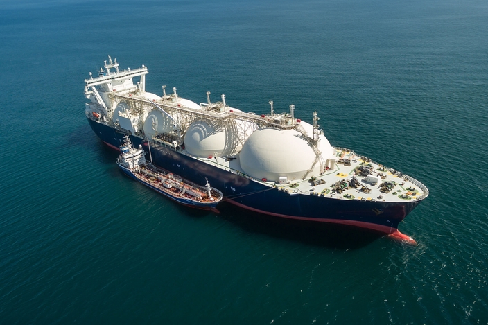 Bunker barge and vessel during LNG bunkering process