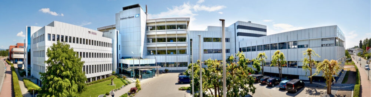 Endress+Hauser bygning set udefra – et moderne center for innovation og måleteknik.